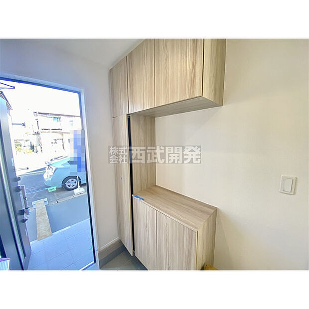 大きなシューズボックス。中の棚板は可動式なのでブーツや長靴なども楽々収納できます。