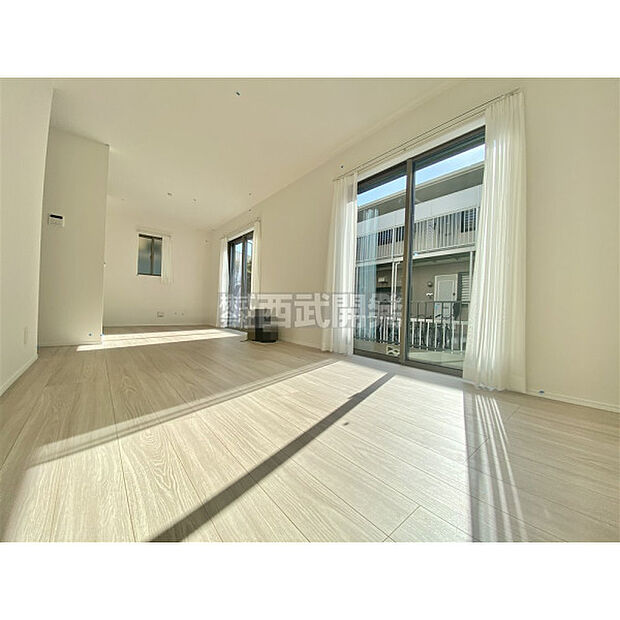 リビングには太陽の光が射し込みます。家族が集まる場所だからこそ、明るい空間作りがかかせません。