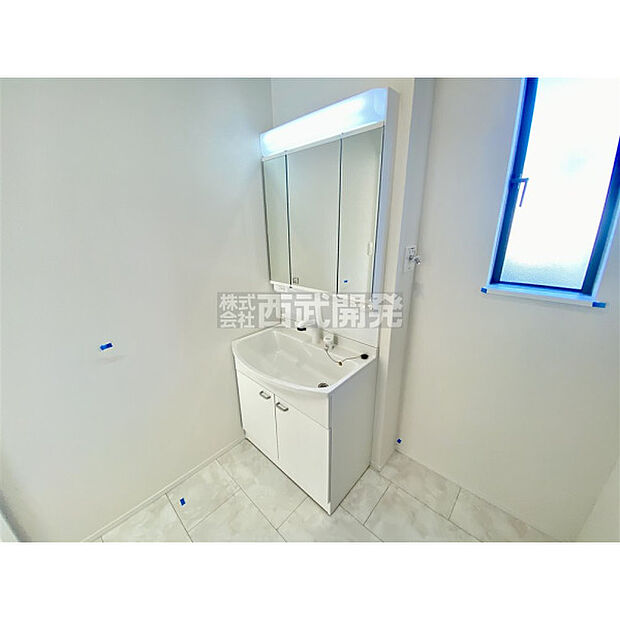 清潔感のある洗面化粧台で、朝の身だしなみをしっかりと。シャワーヘッドが付いているので、お掃除も簡単にできます。