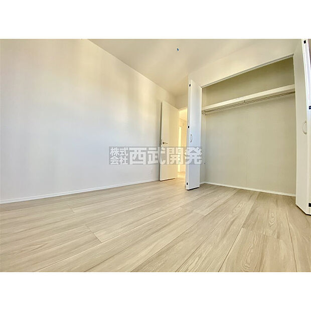 洋服などをすべて収納して室内空間は広々快適