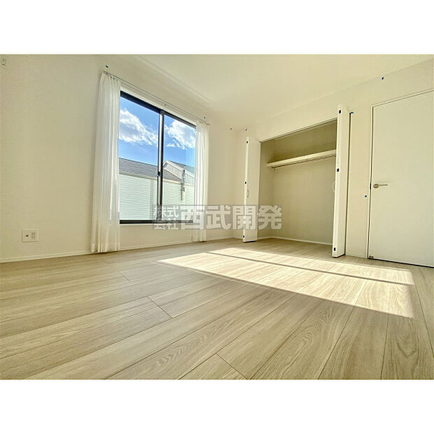 洋室は日当り・通風ともに良好です。明るい部屋はそれだけで気分が晴れやかになりますね。