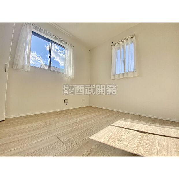 穏やかな日差しと心地よい風が吹き抜ける窓配置