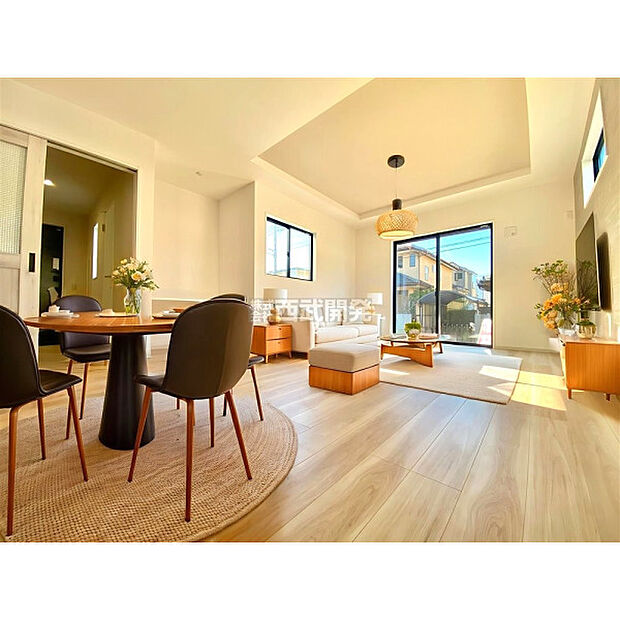 配置してある家具や小物はCGによるイメージです。柔らかな光が射し込む家族団らんのＬＤＫ