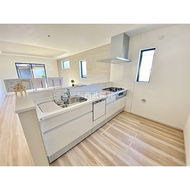 料理中もリビングの家族に目が届く対面カウンターキッチン。食器洗い乾燥機付きなので、食後はゆっくり家族だんらんを楽しめます