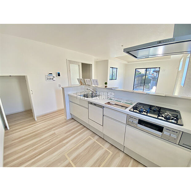 空間の広がりを演出するオープン式対面キッチンです。視界を遮らないのでゆとりの空間が生まれます。