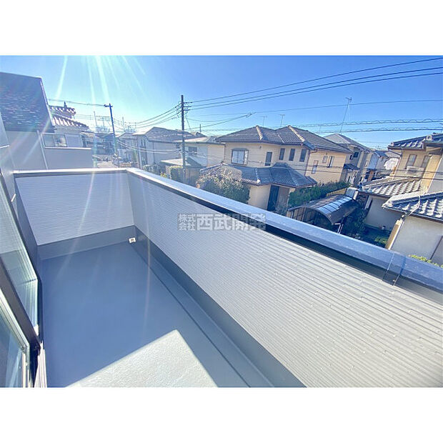 ワイドなバルコニーで洗濯物もお布団も、たくさん干せます。広いバルコニーは使い勝手が良好です。