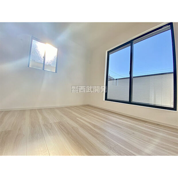 洋室は日当り・通風ともに良好です。明るい部屋はそれだけで気分が晴れやかになりますね。