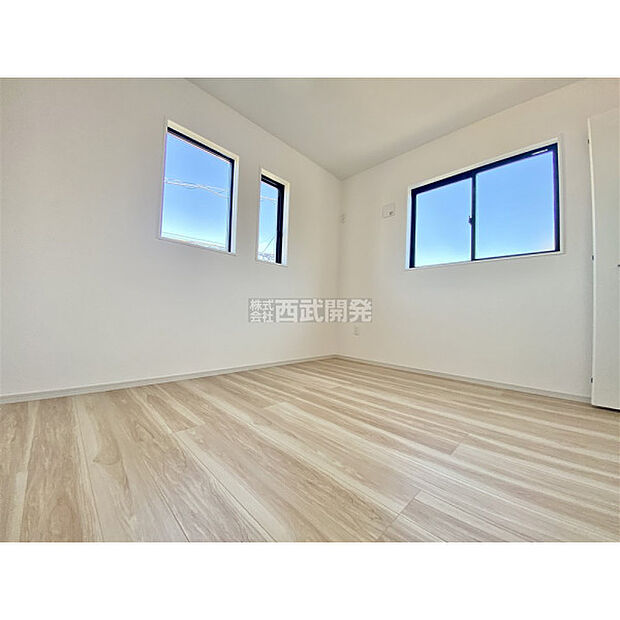 穏やかな日差しと心地よい風が吹き抜ける窓配置