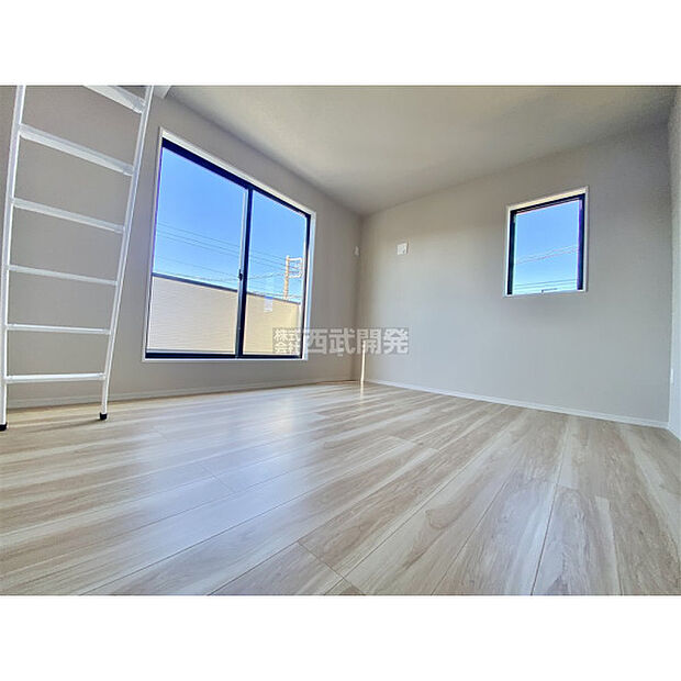 洋服などをすべて収納して室内空間は広々快適