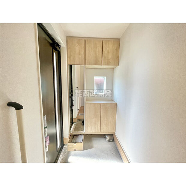 シューズボックスには鏡が付いているので、外出前の身支度チェックができます。