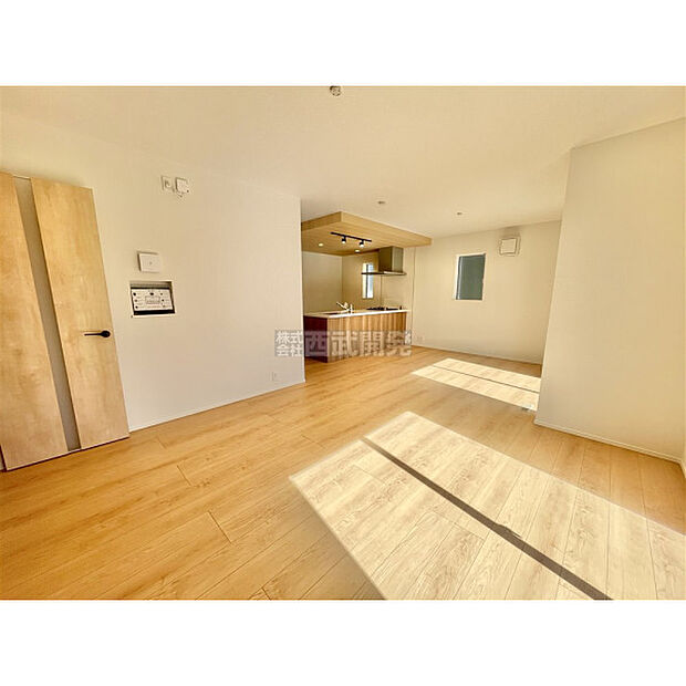 リビングには太陽の光が射し込みます。家族が集まる場所だからこそ、明るい空間作りがかかせません。