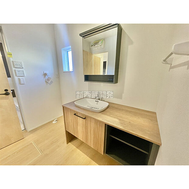 清潔感のある洗面化粧台で、朝の身だしなみをしっかりと。