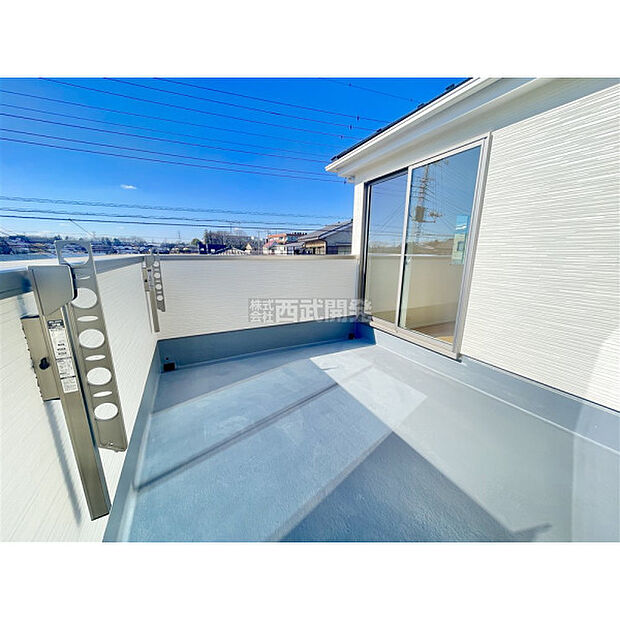 ワイドなバルコニーで洗濯物もお布団も、たくさん干せます。広いバルコニーは使い勝手が良好です。