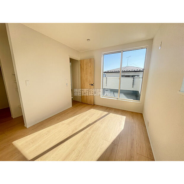 洋室は日当り・通風ともに良好です。明るい部屋はそれだけで気分が晴れやかになりますね。