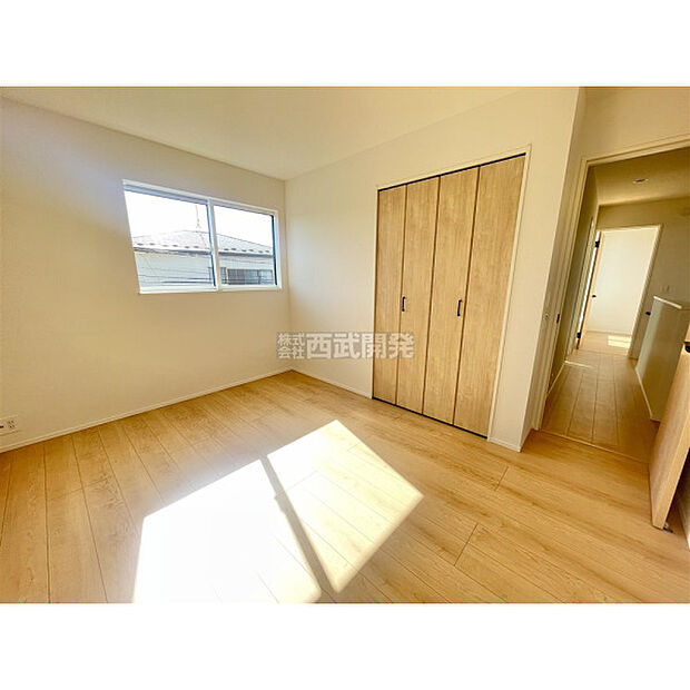 明かり取りの窓が一つあるだけでお部屋の印象がぐっと変わります。