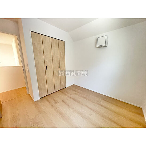 洋服などをすべて収納して室内空間は広々快適