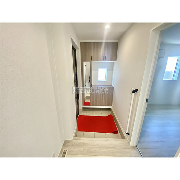 シューズボックスには鏡が付いているので、外出前の身支度チェックができます。