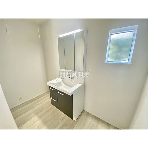 収納力と機能性に優れた三面鏡洗面化粧台です。鏡の裏は収納スペースになっていますので、すっきり清潔に保てます。