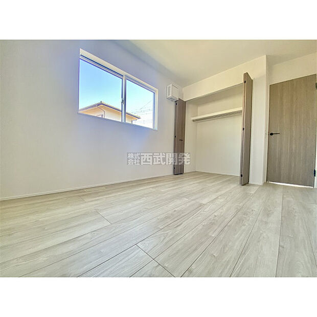 洋服などをすべて収納して室内空間は広々快適