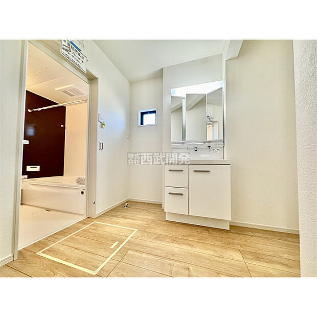 収納力と機能性に優れた三面鏡洗面化粧台です。鏡の裏は収納スペースになっていますので、すっきり清潔に保てます。(2月19日撮影)