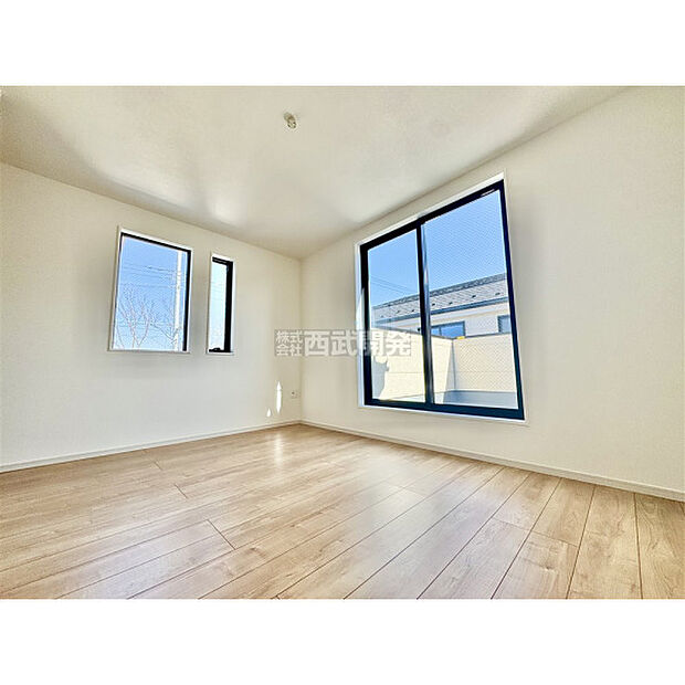 洋室は日当り・通風ともに良好です。明るい部屋はそれだけで気分が晴れやかになりますね。(2月19日撮影)