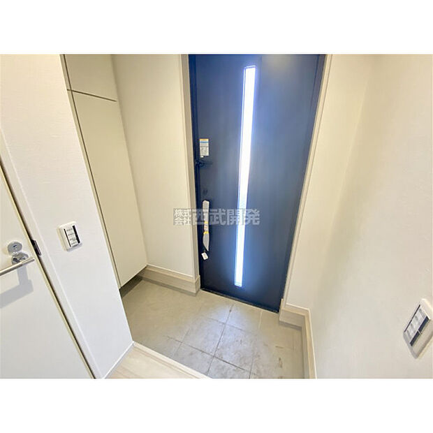 大きなシューズボックス。中の棚板は可動式なのでブーツや長靴なども楽々収納できます。(3月5日撮影)