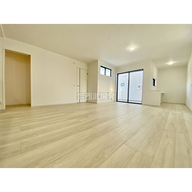 21帖のLDKは家族みんなの快適空間です。お食事したりおしゃべりしたり、家族の絆を育むセントラルスペースです。(3月5日撮影)