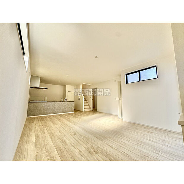 リビングには太陽の光が射し込みます。家族が集まる場所だからこそ、明るい空間作りがかかせません。