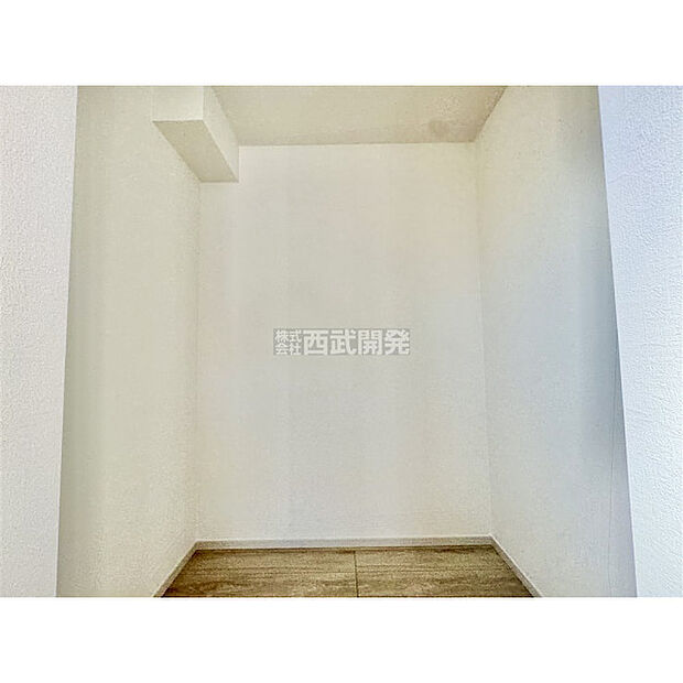 大容量のウォークINクローゼット付、衣類や鞄のほかに、かさばる荷物や季節物もスッキリ片付きます。(2月19日撮影)