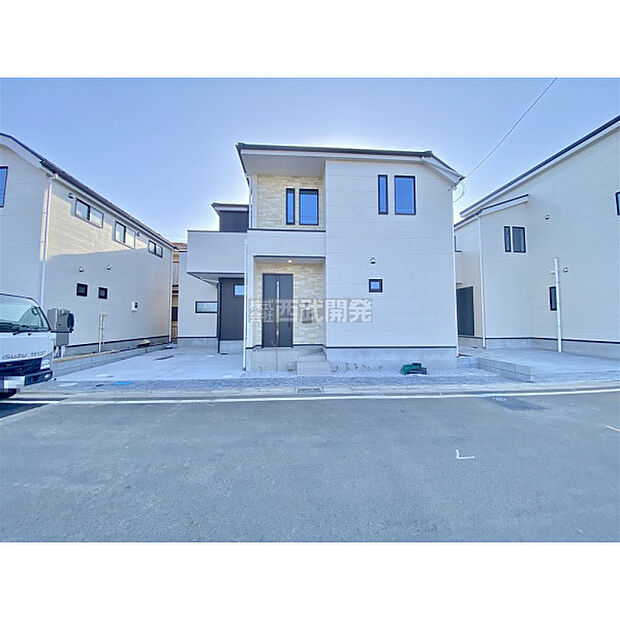 駐車スペースは2台ございます。(車種による、3月5日撮影)