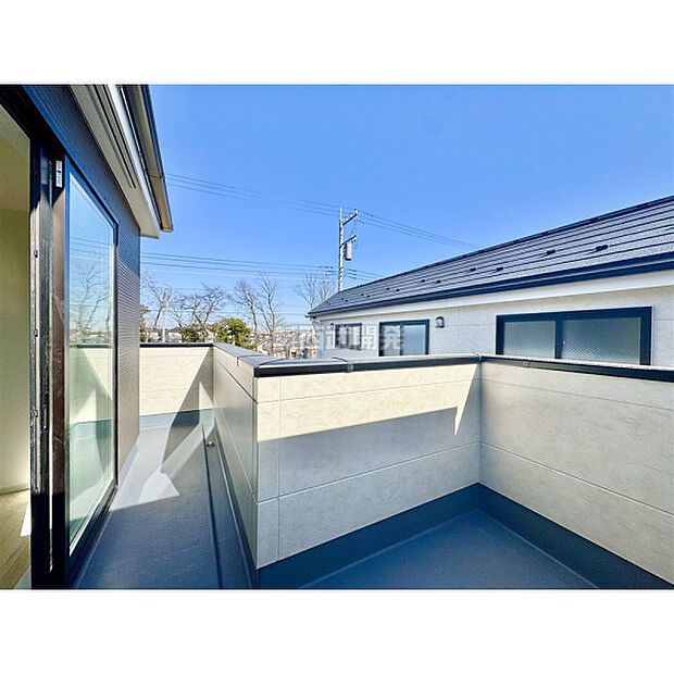 太陽の光が射し込むバルコニーは、洗濯物を干すのが楽しくなりますね。