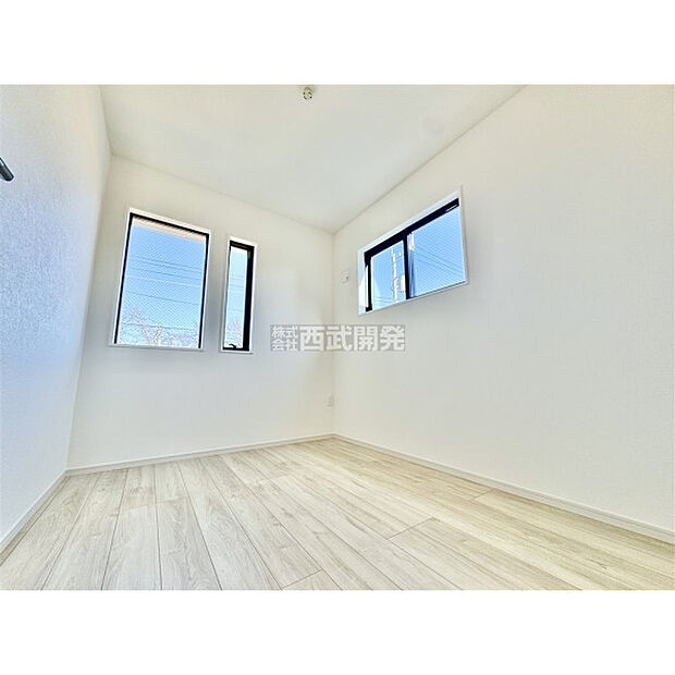 洋室は日当り・通風ともに良好です。明るい部屋はそれだけで気分が晴れやかになりますね。