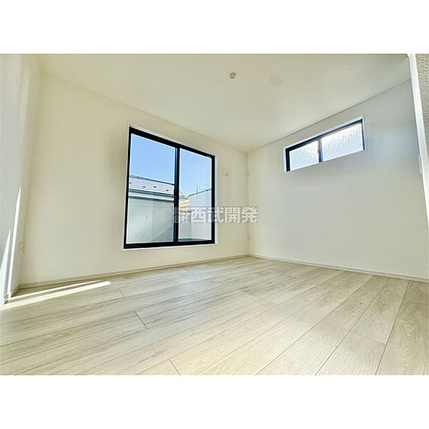 穏やかな日差しと心地よい風が吹き抜ける窓配置