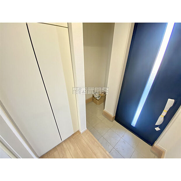 大きなシューズボックス。中の棚板は可動式なのでブーツや長靴なども楽々収納できます。