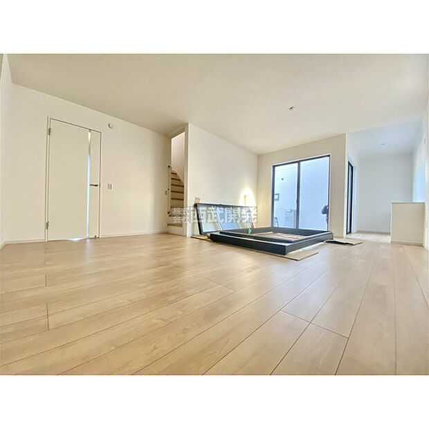 柔らかな光が射し込む家族団らんのLDK