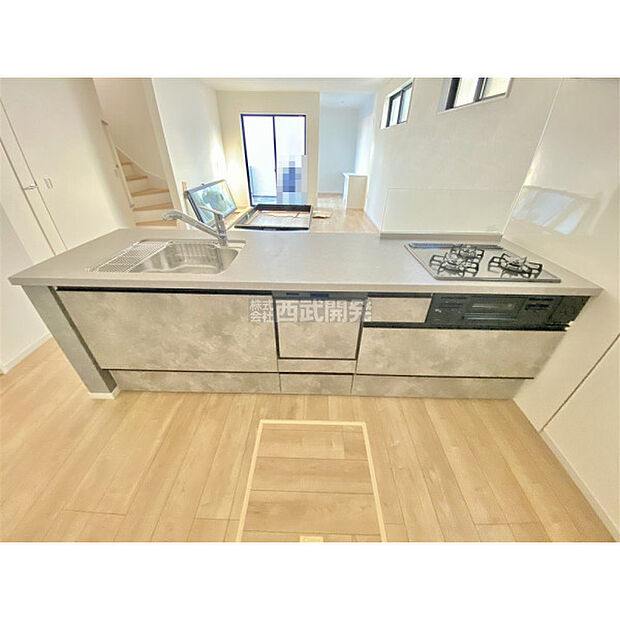 料理中もリビングの家族に目が届く対面カウンターキッチン。食器洗い乾燥機付きなので、食後はゆっくり家族だんらんを楽しめます