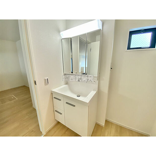 収納力と機能性に優れた三面鏡洗面化粧台です。鏡の裏は収納スペースになっていますので、すっきり清潔に保てます。