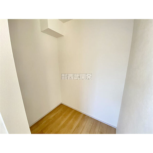 洋服などをすべて収納して室内空間は広々快適