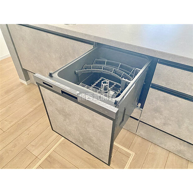 食器洗浄機を標準搭載。あらいものは毎日のこと、あれば何かと便利な設備です。