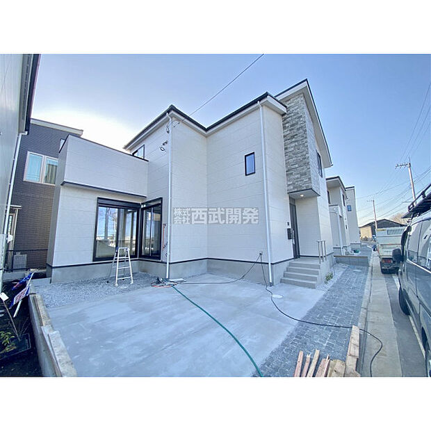 2台停められる駐車スペースがございます。(車種による)