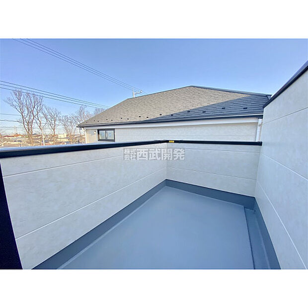 ワイドなバルコニーで洗濯物もお布団も、たくさん干せます。広いバルコニーは使い勝手が良好です。