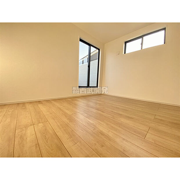 明かり取りの窓が一つあるだけでお部屋の印象がぐっと変わります。細やかな気遣いが感じられるこだわりですね。