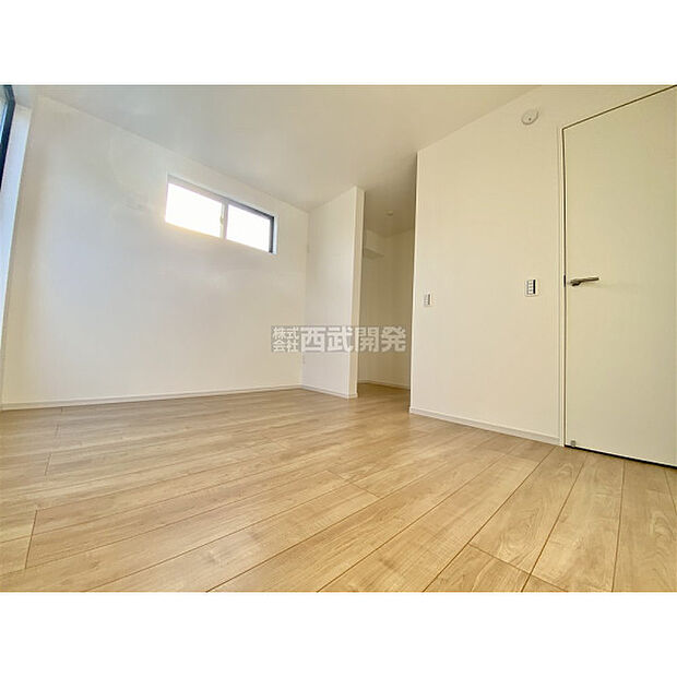 明かり取りの窓が一つあるだけでお部屋の印象がぐっと変わります。細やかな気遣いが感じられるこだわりですね。