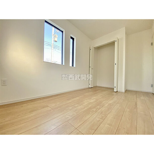 部屋にはクローゼットがございます。収納が多いお家はすっきりして快適空間です。