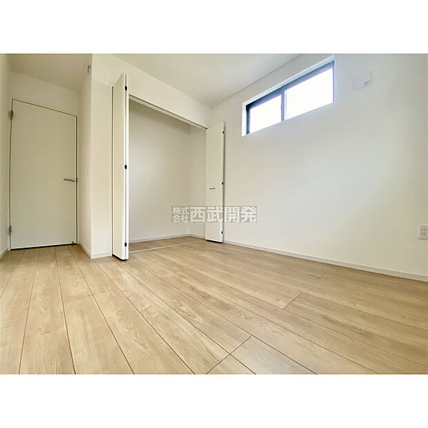 部屋にはクローゼットがございます。収納が多いお家はすっきりして快適空間です。
