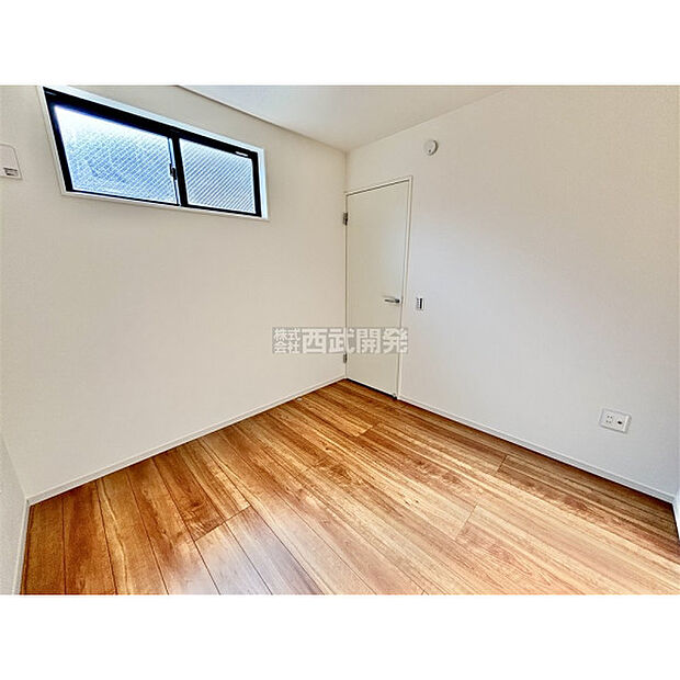 明かり取りの窓が一つあるだけでお部屋の印象がぐっと変わります。