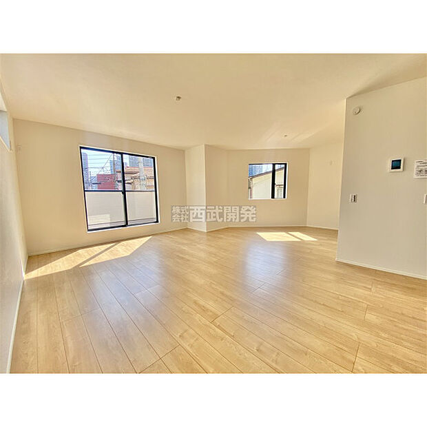 リビングには太陽の光が射し込みます。家族が集まる場所だからこそ、明るい空間作りがかかせません。