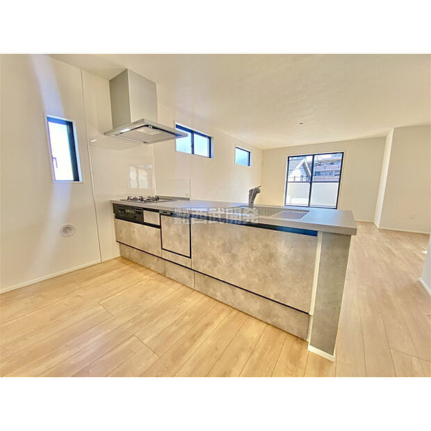 料理中もリビングの家族に目が届く対面カウンターキッチン。食器洗い乾燥機付きなので、食後はゆっくり家族だんらんを楽しめます