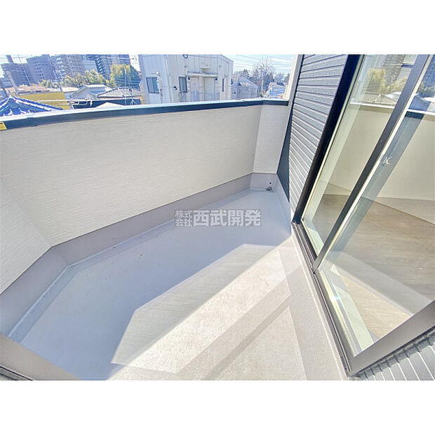 ワイドなバルコニーで洗濯物もお布団も、たくさん干せます。広いバルコニーは使い勝手が良好です。