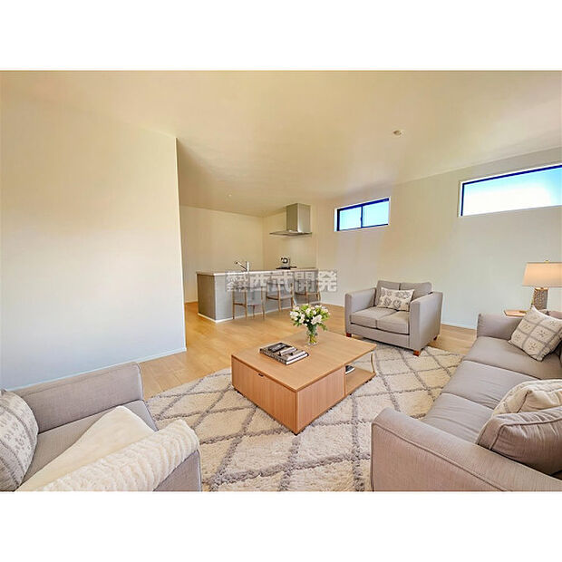 配置してある家具や小物はCGによるイメージです。柔らかな光が射し込む家族団らんのLDK